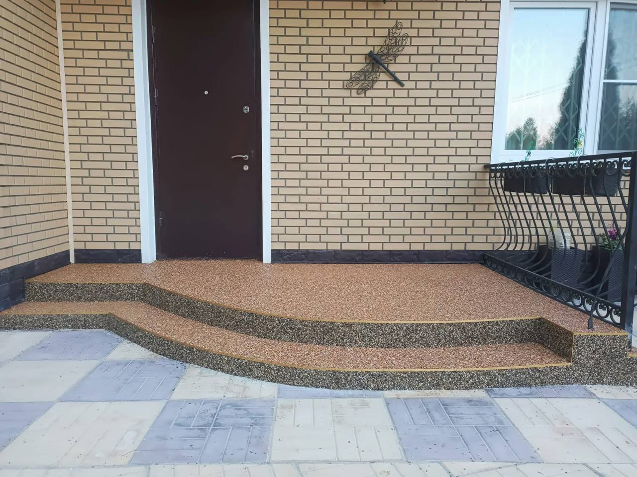 Крыльцо с декоративным бордюром - каменный ковер частные объекты Калининград